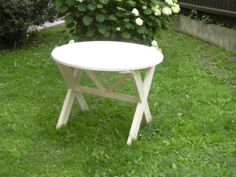 Zahradní kulatý stůl