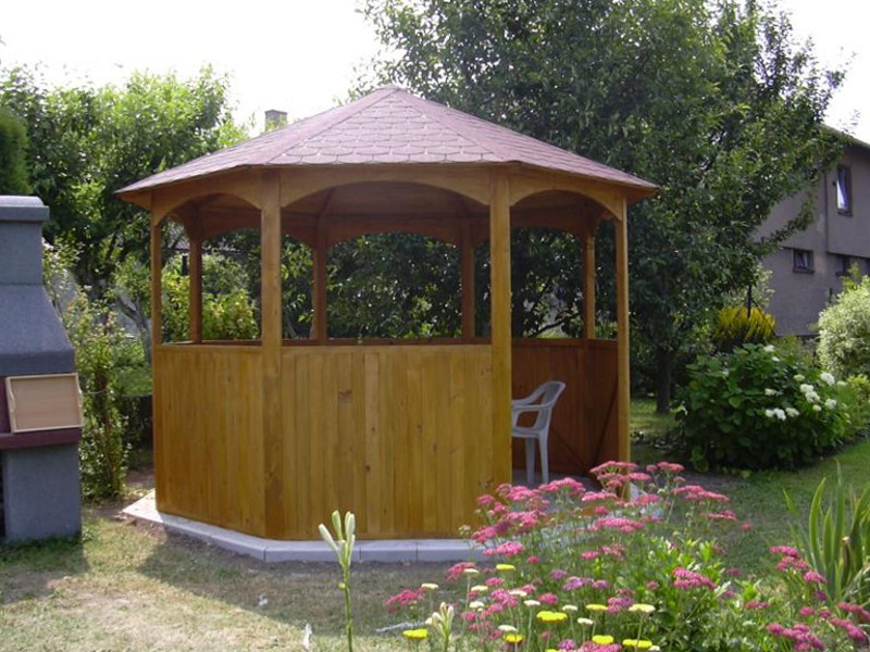 Zahradní pavilon s oblouky